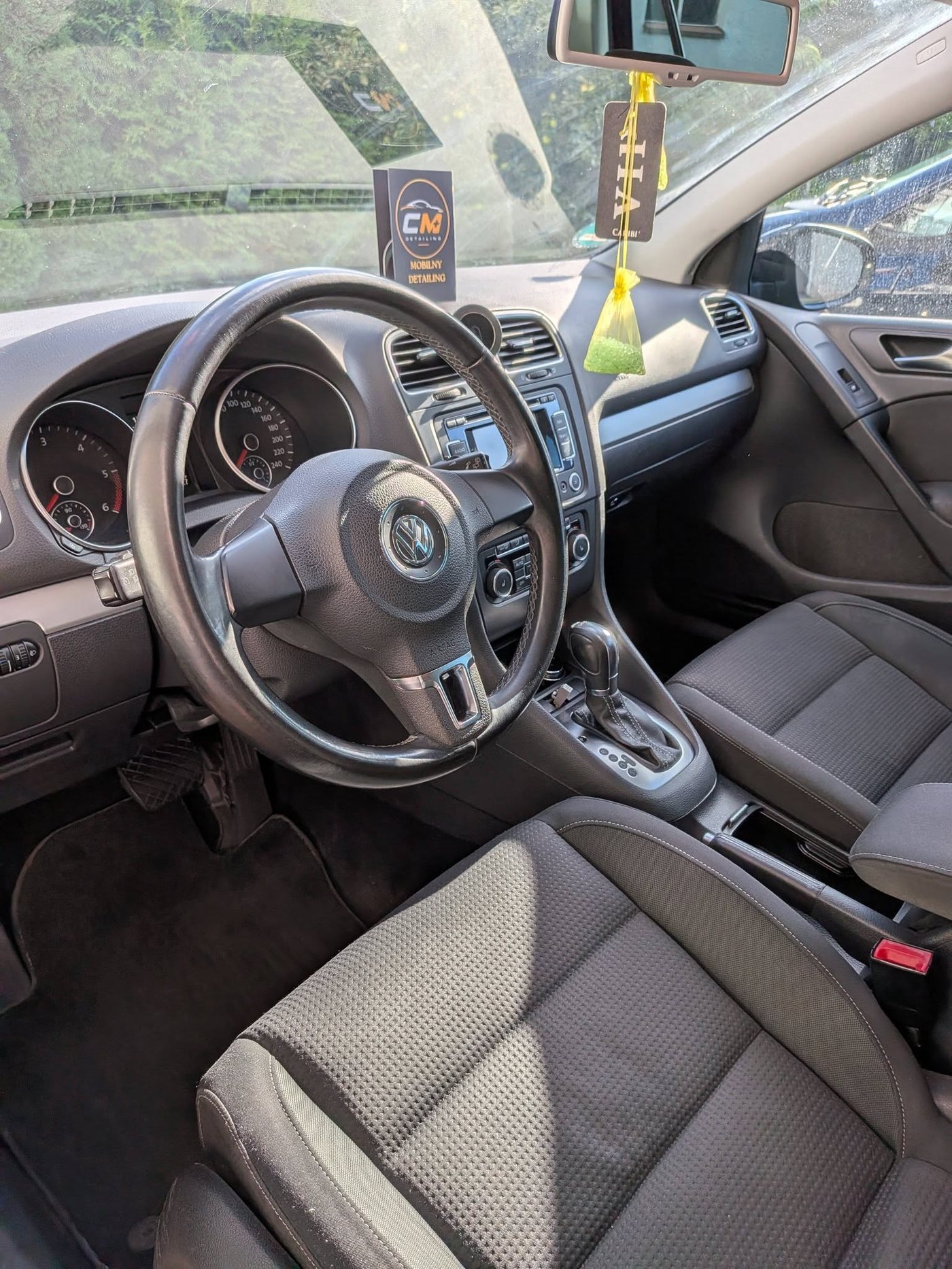 Wnętrze Volkswagena Golf po detailingu