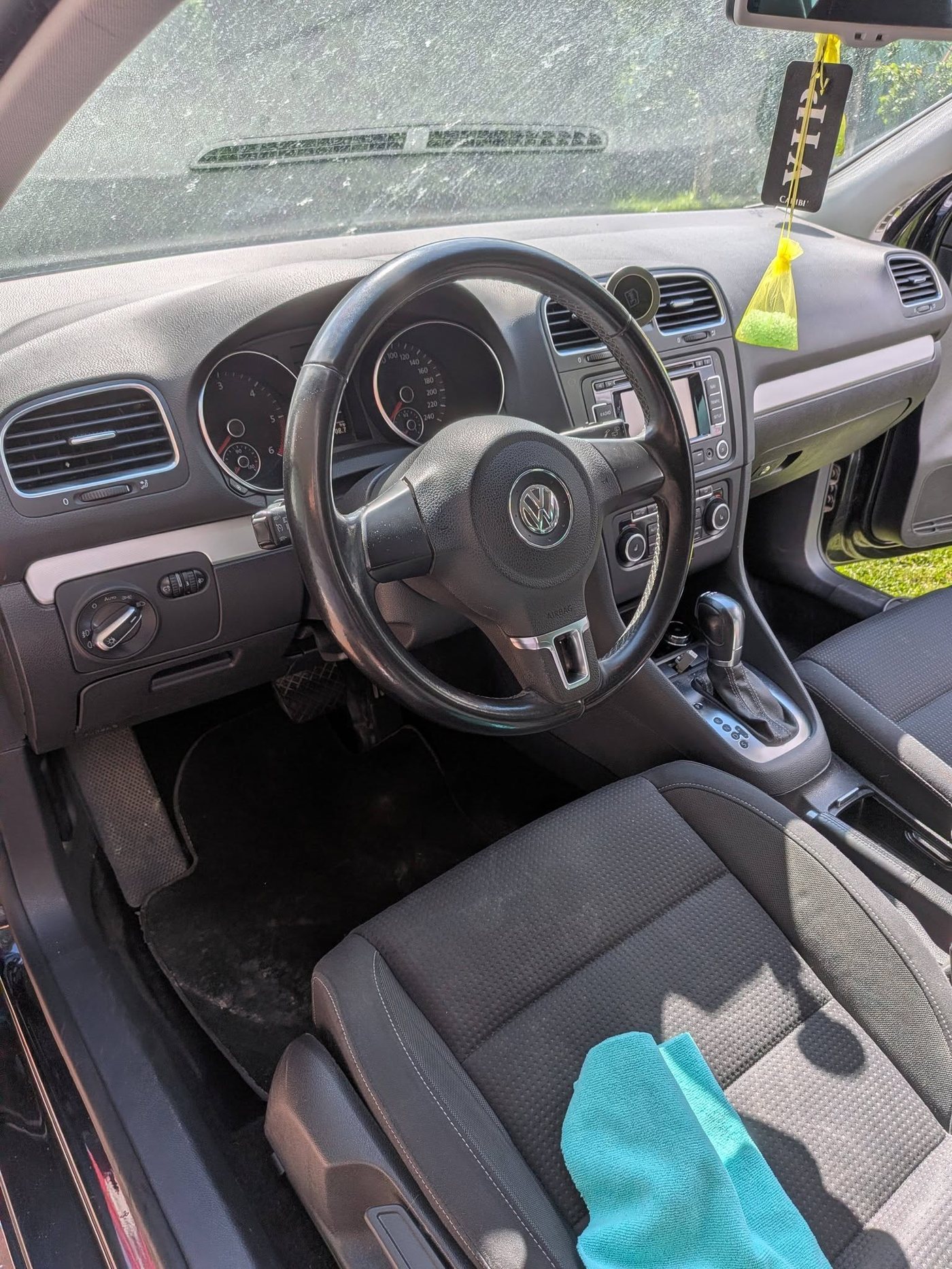 Wnętrze Volkswagena Golf przed detailingiem